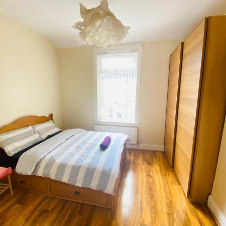Entire 4 Bedroom House - Ev Point & Free Parking Ливърпул Екстериор снимка