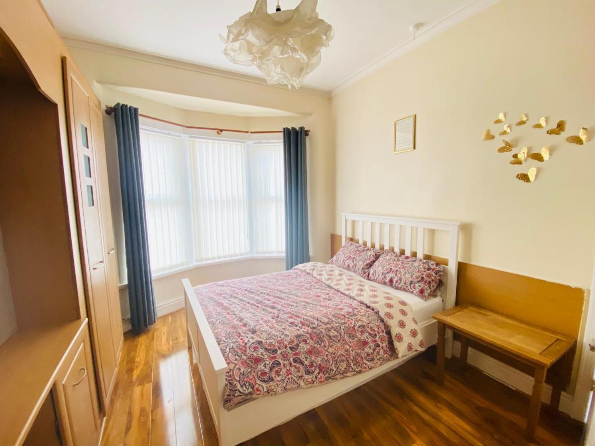 Entire 4 Bedroom House - Ev Point & Free Parking Ливърпул Екстериор снимка