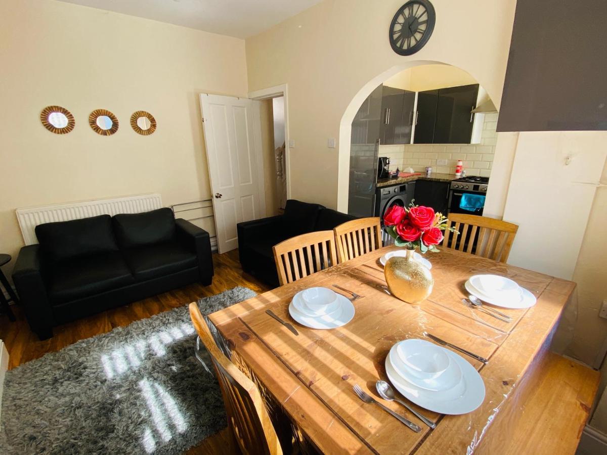 Entire 4 Bedroom House - Ev Point & Free Parking Ливърпул Екстериор снимка